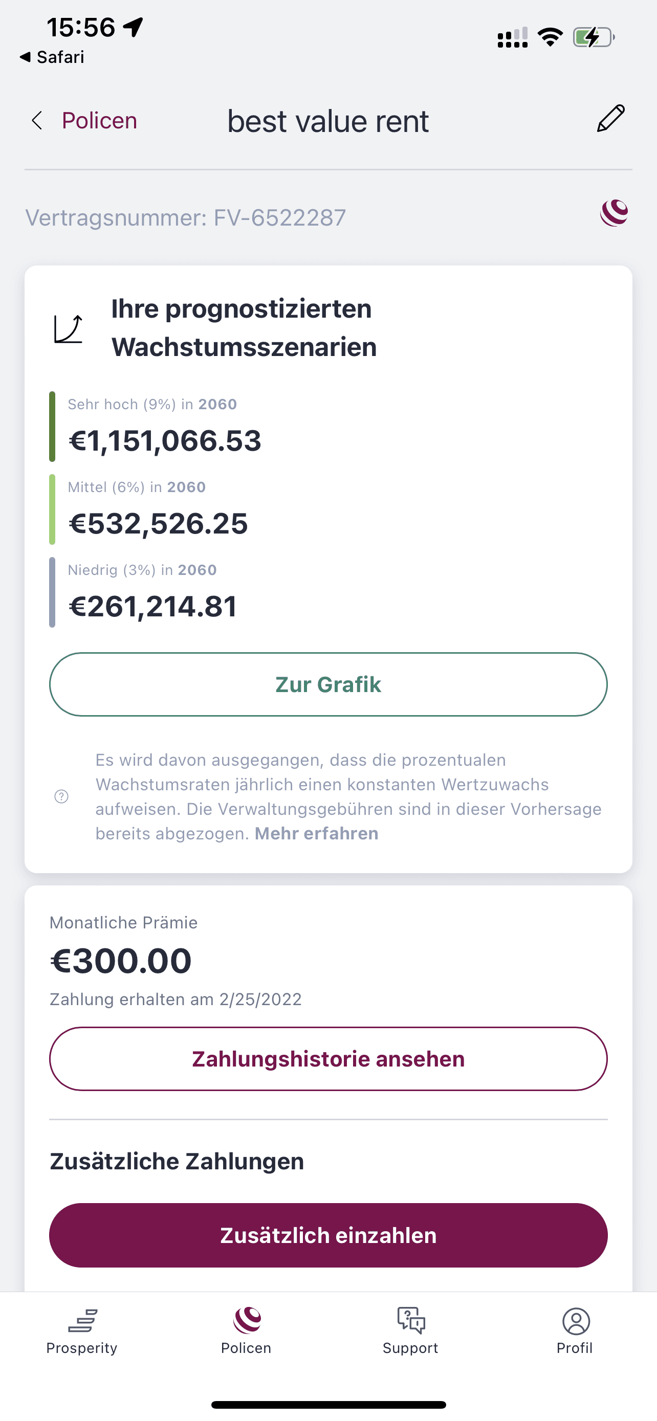Eine Person schaut konzentriert in den Laptop und bearbeitet eine Kundenanfrage.